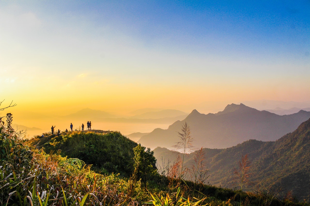SERVICIOS Photo Of People Standing On Top Of Mountain Near Grasses 733162